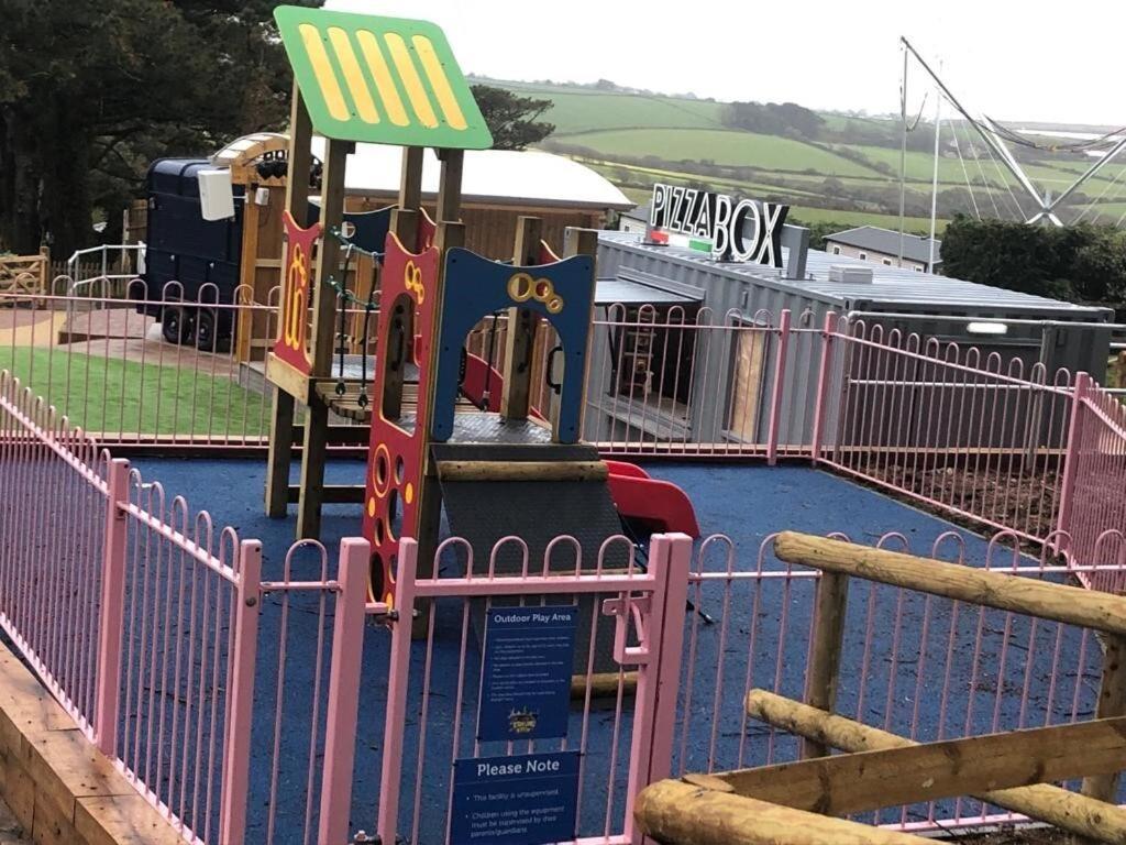Exclusive 3 Bedroom Caravan, Sleeps 8 People At Parkdean Newquay Holiday Park, Cornwall, Uk エクステリア 写真